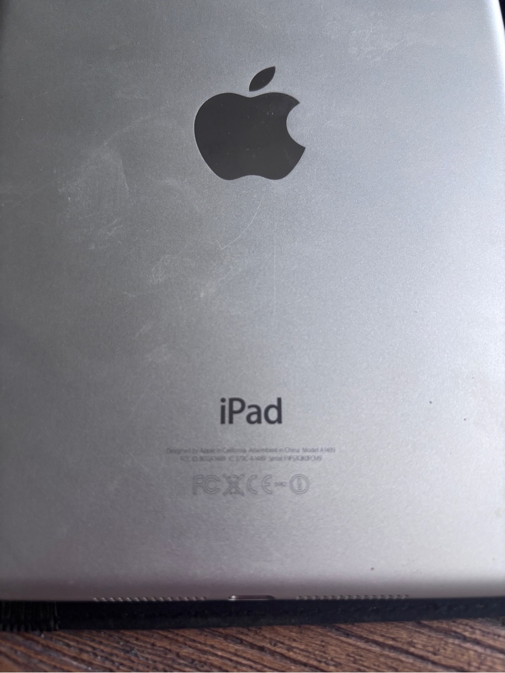 iPad - Picture 2 of 8